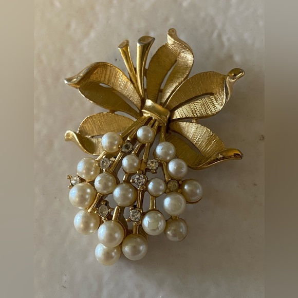 Trifari Jewelry - Vintage 60’s Trifari Pearl & Rhinestone Pin